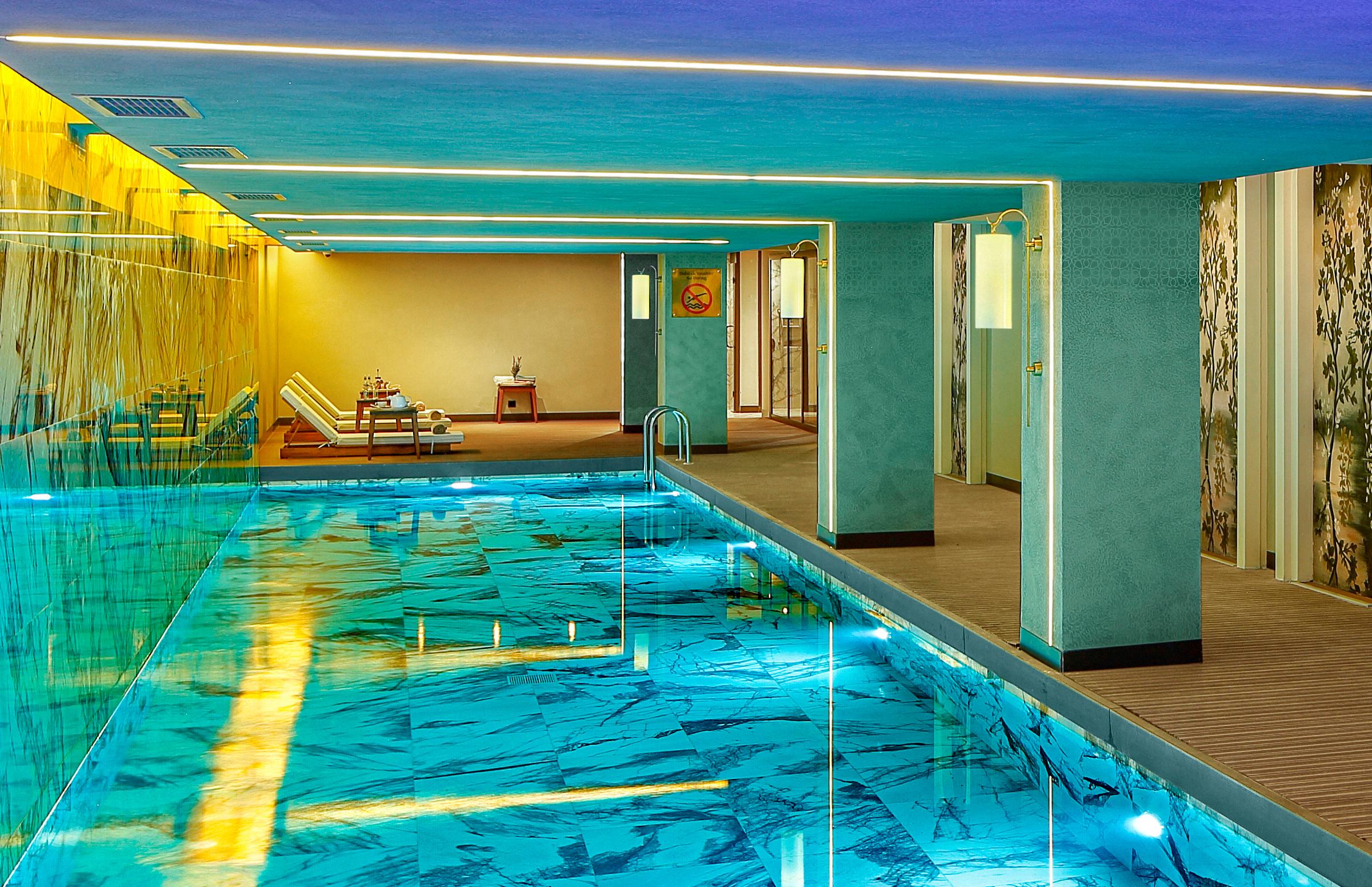 Wanda Vista Istanbul Istambul Exterior foto The swimming pool at the Mandarin Oriental, Munich