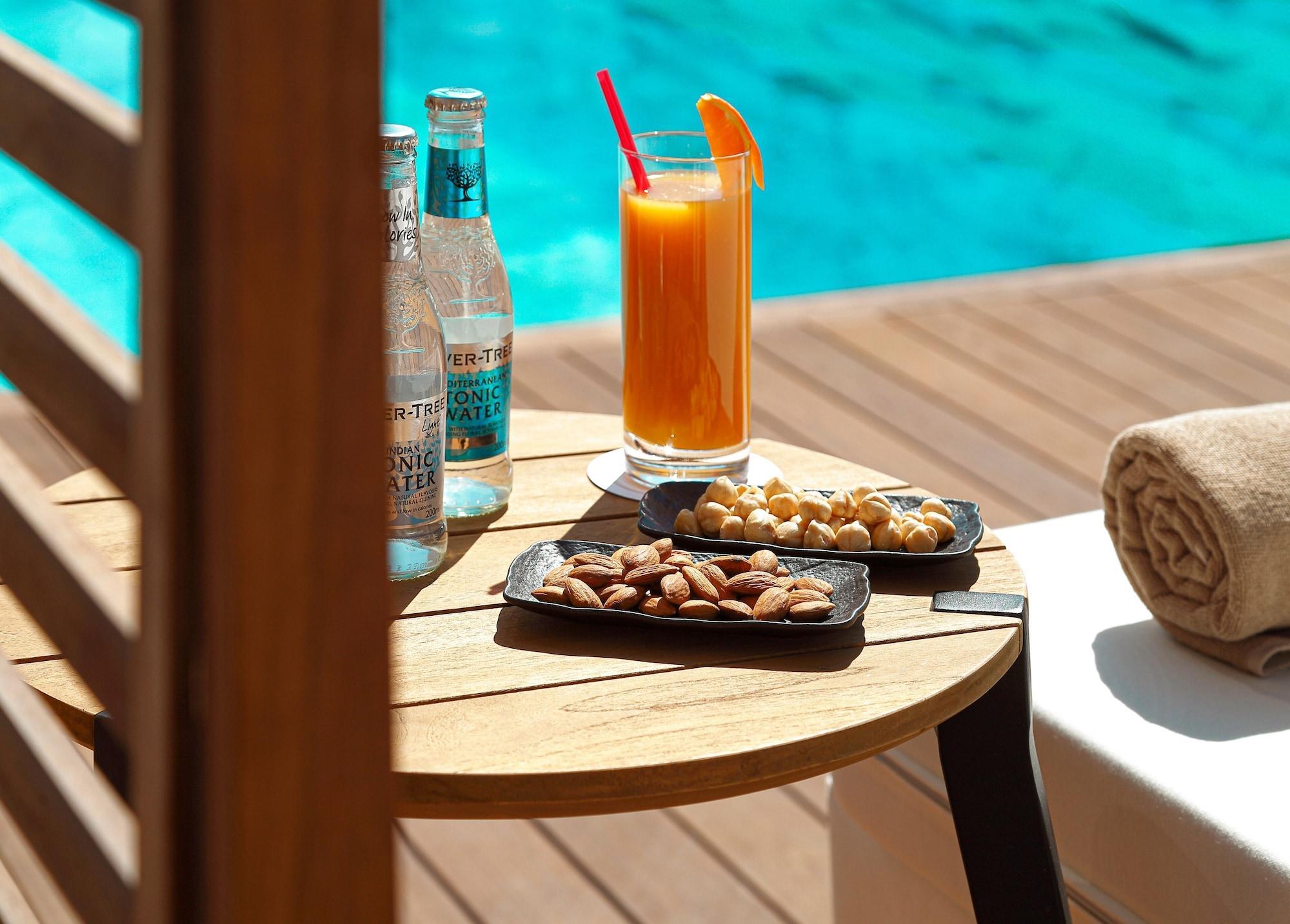 Wanda Vista Istanbul Istambul Exterior foto Poolside at the hotel