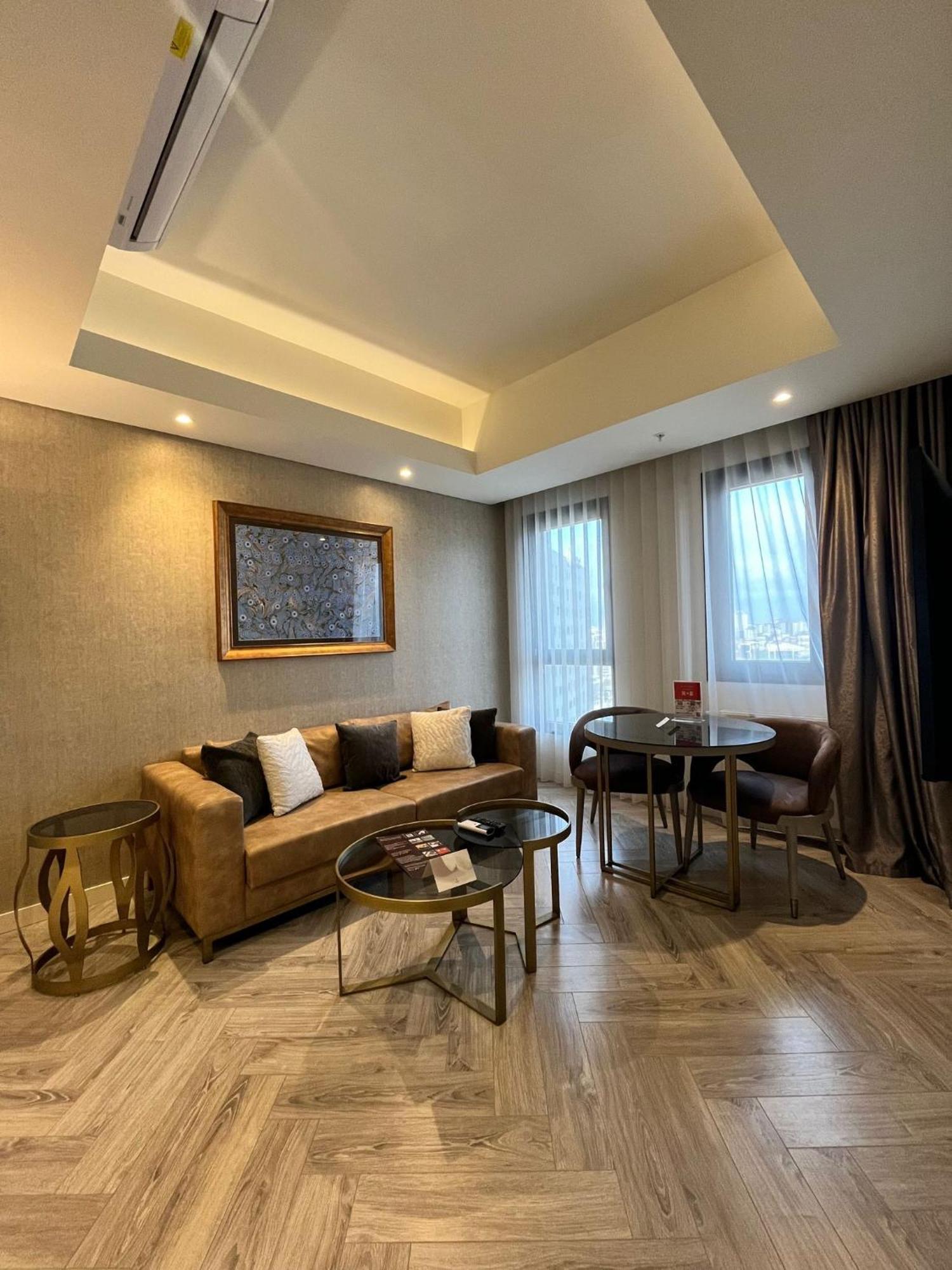 Wanda Vista Istanbul Istambul Exterior foto A living room in a suite at the hotel
